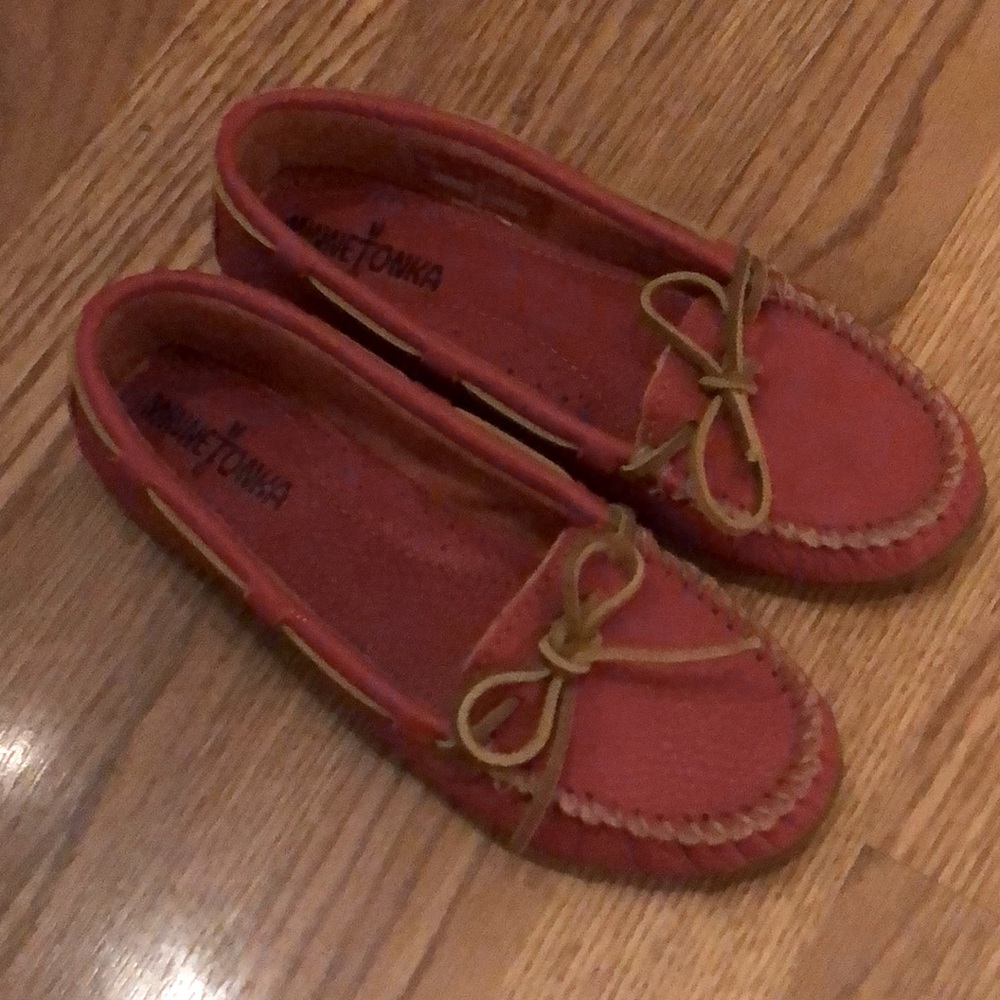 MINNETONKA Red Moccasins size 6
